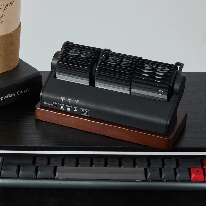 Relógio Flip Retrô com Base em Madeira